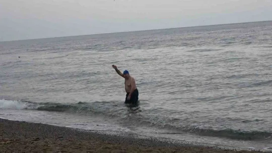 77'lik Adem dede, 3 derecelik havada buz gibi suda kulaç atıyor