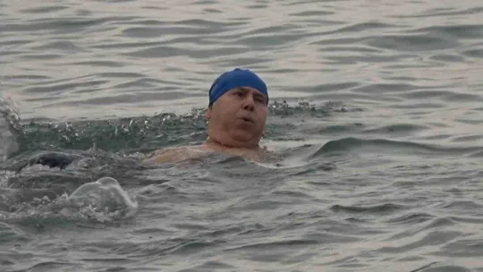 77'lik Adem dede, 3 derecelik havada buz gibi suda kulaç atıyor