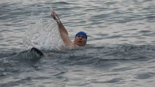 77'lik Adem dede, 3 derecelik havada buz gibi suda kulaç atıyor