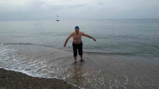 77'lik Adem dede, 3 derecelik havada buz gibi suda kulaç atıyor