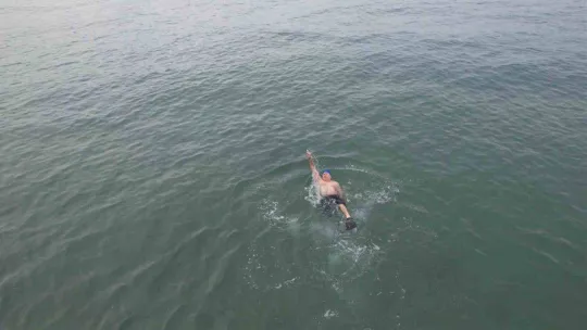 77'lik Adem dede, 3 derecelik havada buz gibi suda kulaç atıyor