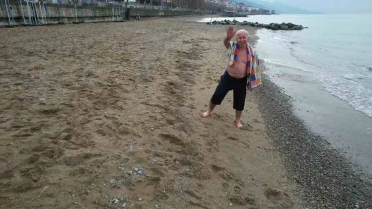 77'lik Adem dede, 3 derecelik havada buz gibi suda kulaç atıyor