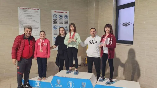 Mektebim koleji yüzme takımı madalyaları topladı