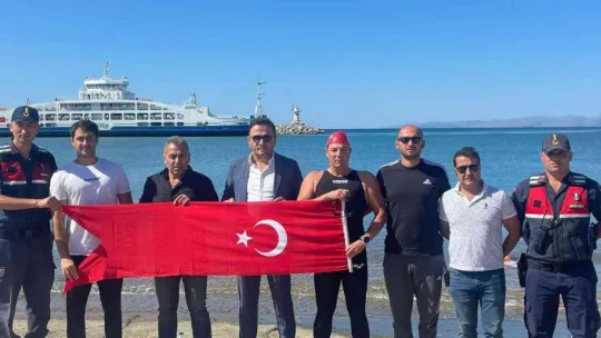 8 saatte Gökçeada'ya yüzdü