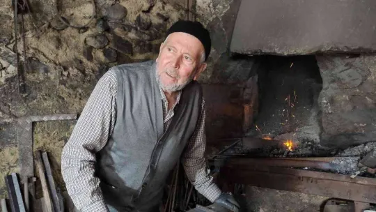 80 yaşında 30 köyün tarım aleti ihtiyacını karşılıyor