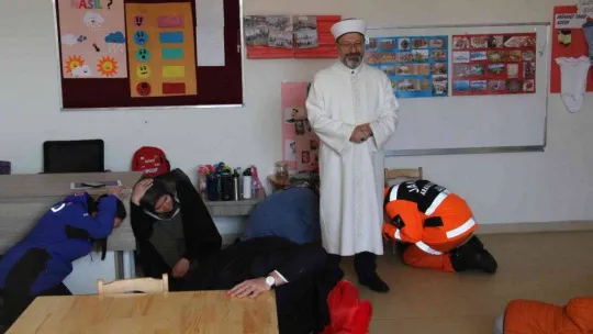 81 ilde eş zamanlı 'Deprem Anı, Çök Kapan Tutun ve Tahliye Tatbikatı'