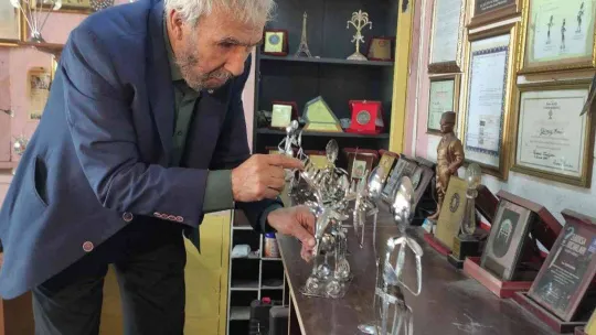 81 yaşında yaptığı sanatla hayran bırakıyor