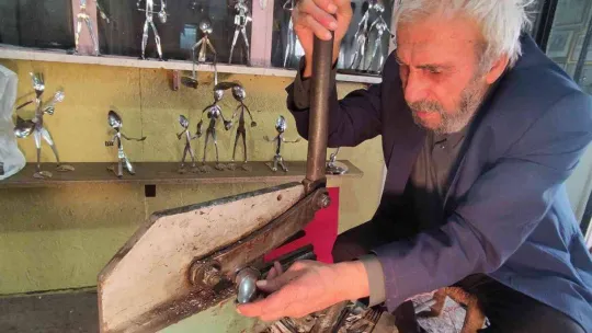 81 yaşında yaptığı sanatla hayran bırakıyor