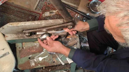 81 yaşında yaptığı sanatla hayran bırakıyor