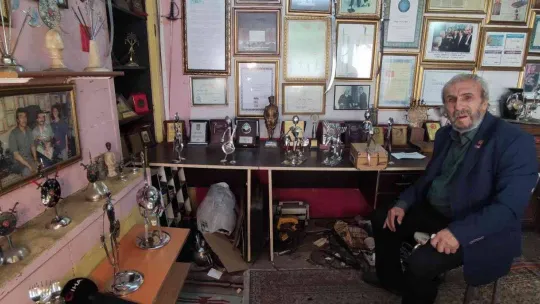 81 yaşında yaptığı sanatla hayran bırakıyor