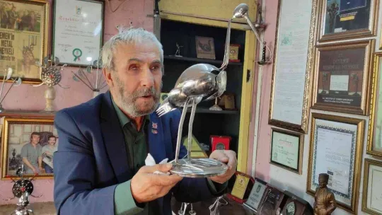 81 yaşında yaptığı sanatla hayran bırakıyor