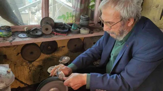 81 yaşında yaptığı sanatla hayran bırakıyor