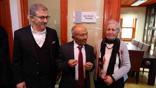 85 yaşında kitaplarını bağışladı, adına kitaplık açıldı