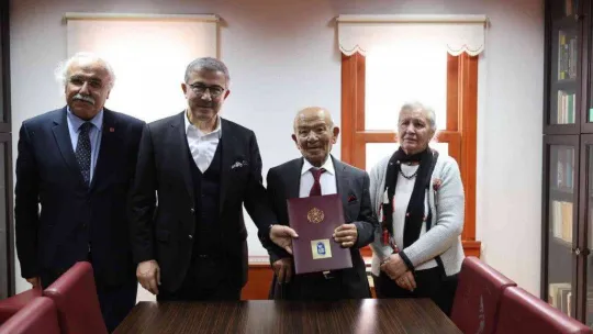 85 yaşında kitaplarını bağışladı, adına kitaplık açıldı