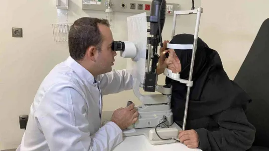86 yaşındaki hasta kornea nakliyle yeniden görmeye başladı
