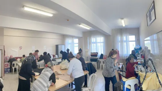 Depremzedelere battaniye dikiyorlar