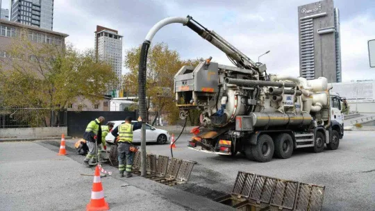 ABB ekiplerinden mazgal tıkanmasına karşı yaprak temizliği