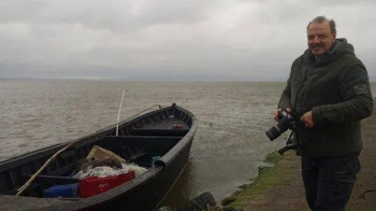 Aç kalan su samuru balıkçı teknesinde yem aradı
