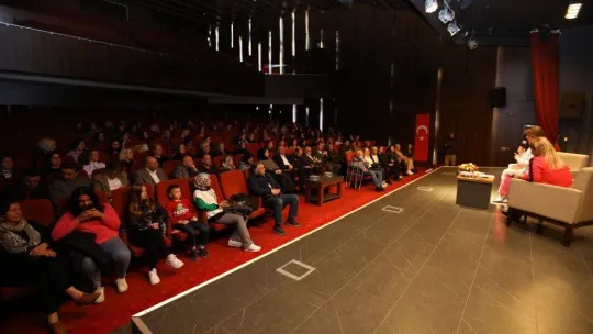 Açelya Akkoyun sevenleri ile buluştu