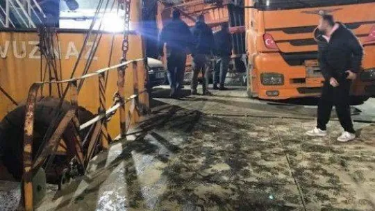 Açık denizdeki tır devrildi