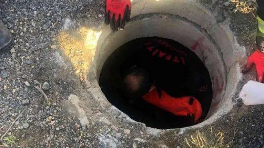 Açık kalan rögardan çukura düştü, 2 buçuk saat sesini duyurmaya çalıştı