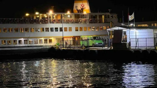 Adalar vapurunda bir polis intihar etti, seken kurşun ile çocuk yaralandı