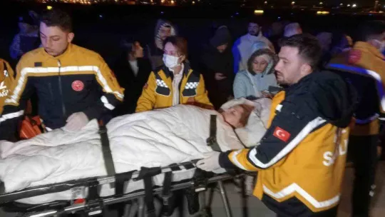 Adana'daki 38 yaralı depremzede ve 31 refakatçi TSK'ya ait uçakla İstanbul'a getirildi