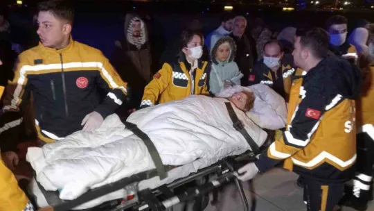 Adana'daki 38 yaralı depremzede ve 31 refakatçi TSK'ya ait uçakla İstanbul'a getirildi