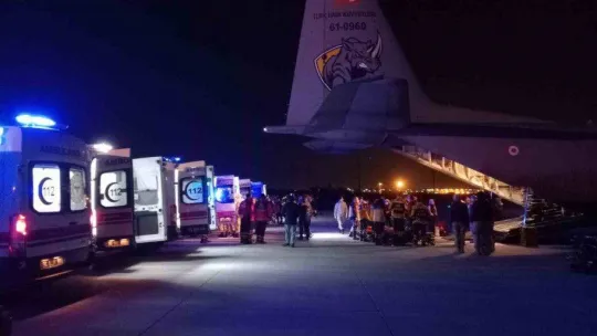 Adana'daki 38 yaralı depremzede ve 31 refakatçi TSK'ya ait uçakla İstanbul'a getirildi