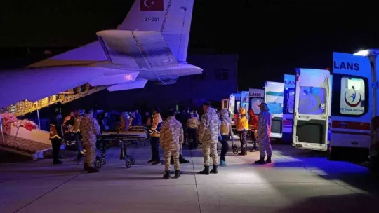 Adana'dan 6 yaralı depremzede daha İstanbul'a getirildi