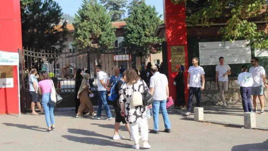 Adaylar içeride, yakınları dışarıda ter döküyor