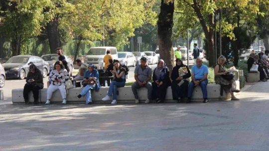 Adaylar içeride, yakınları dışarıda ter döküyor