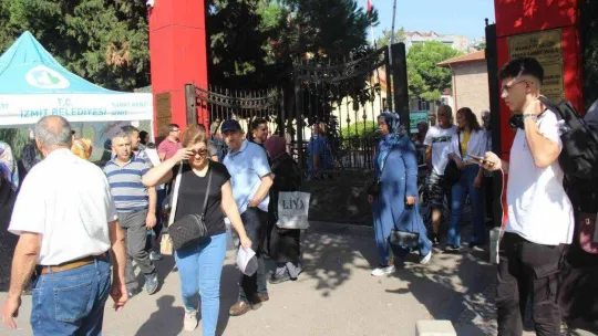 Adaylar içeride, yakınları dışarıda ter döküyor