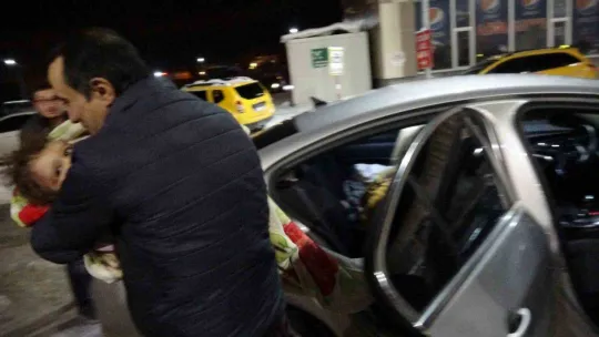 Adıyaman'da enkazdan çıkarılan anne ve bebeği tedavi için Van'a getirildi