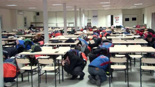 AFAD görevlileri 'çök-kapan-tutun' tatbikatına katıldı