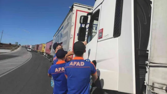 AFAD, uzun süredir kuyrukta bekleyen tır sürücülerine kumanya dağıttı