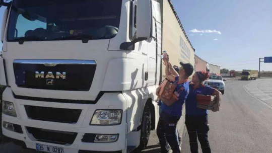 AFAD, uzun süredir kuyrukta bekleyen tır sürücülerine kumanya dağıttı