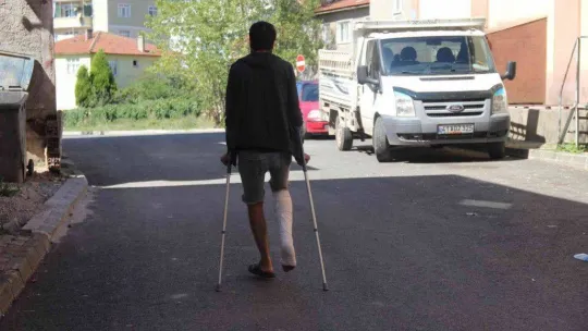 Ağabeyi, kardeşi ve yeğenleri tarafından darp edilmişti, bu sefer de ayağından vuruldu