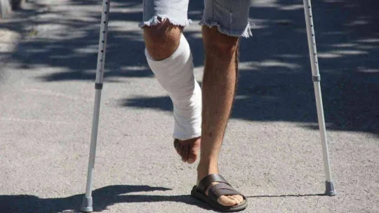 Ağabeyi, kardeşi ve yeğenleri tarafından darp edilmişti, bu sefer de ayağından vuruldu