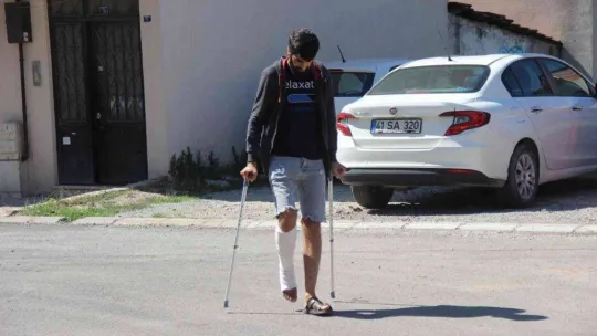 Ağabeyi, kardeşi ve yeğenleri tarafından darp edilmişti, bu sefer de ayağından vuruldu