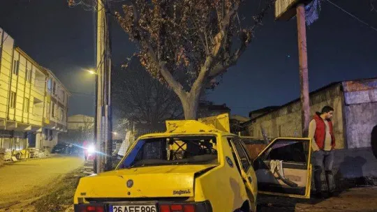 Ağaca çarpan otomobil ikiye bölündü: 2 yaralı