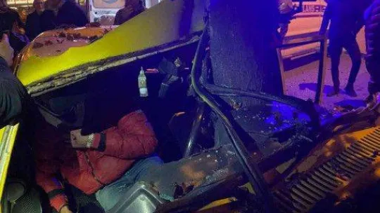 Ağaca çarpan otomobil ikiye bölündü: 2 yaralı