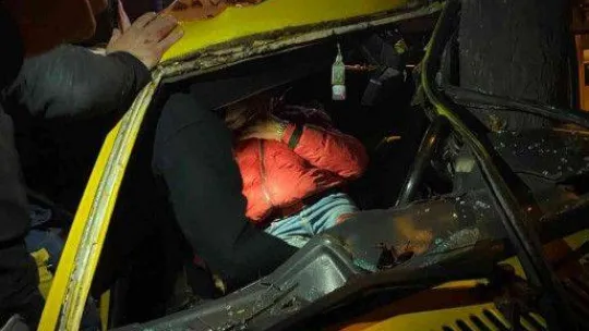 Ağaca çarpan otomobil ikiye bölündü: 2 yaralı