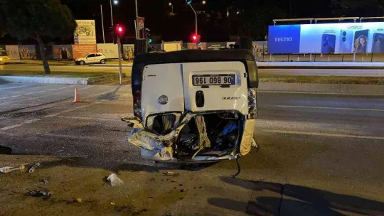 Ağaca çarpıp takla atan aracın sürücüsü olay yerinden kaçtı