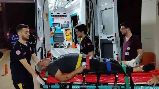 Ağaca takılan yamaç paraşütçüleri için nefes kesen kurtarma operasyonu