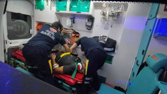 Ağaca takılan yamaç paraşütçüleri için nefes kesen kurtarma operasyonu