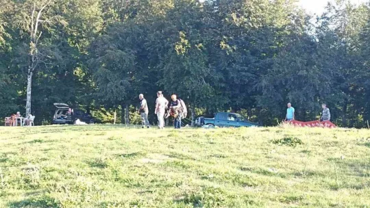 Ağaca takılan yamaç paraşütçüleri için nefes kesen kurtarma operasyonu