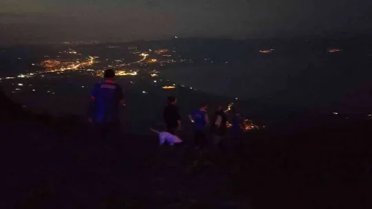 Ağaca takılan yamaç paraşütçüleri için nefes kesen kurtarma operasyonu