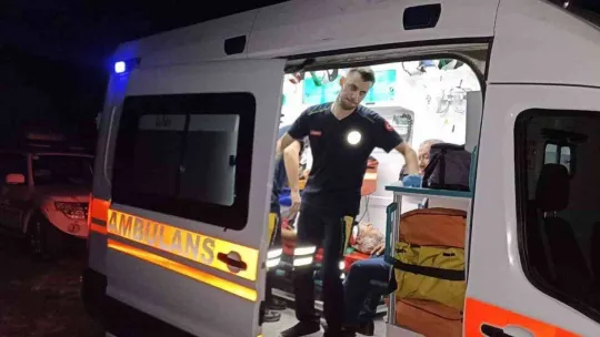 Ağaca takılan yamaç paraşütçüleri için nefes kesen kurtarma operasyonu