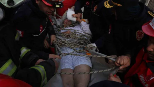 Ağır hasarlı binada mahsur kalan obezite hastası kurtarıldı